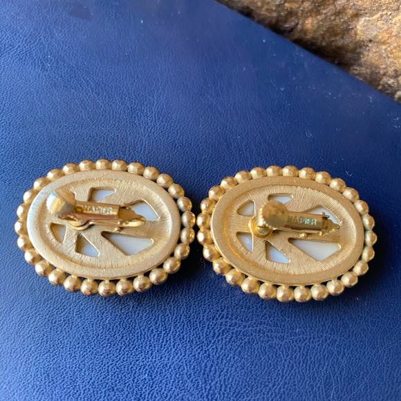 🎀 Napier Vintage Gold tone Cream Color Beaded Edge Clip On Earrings - Picture 7 of 10